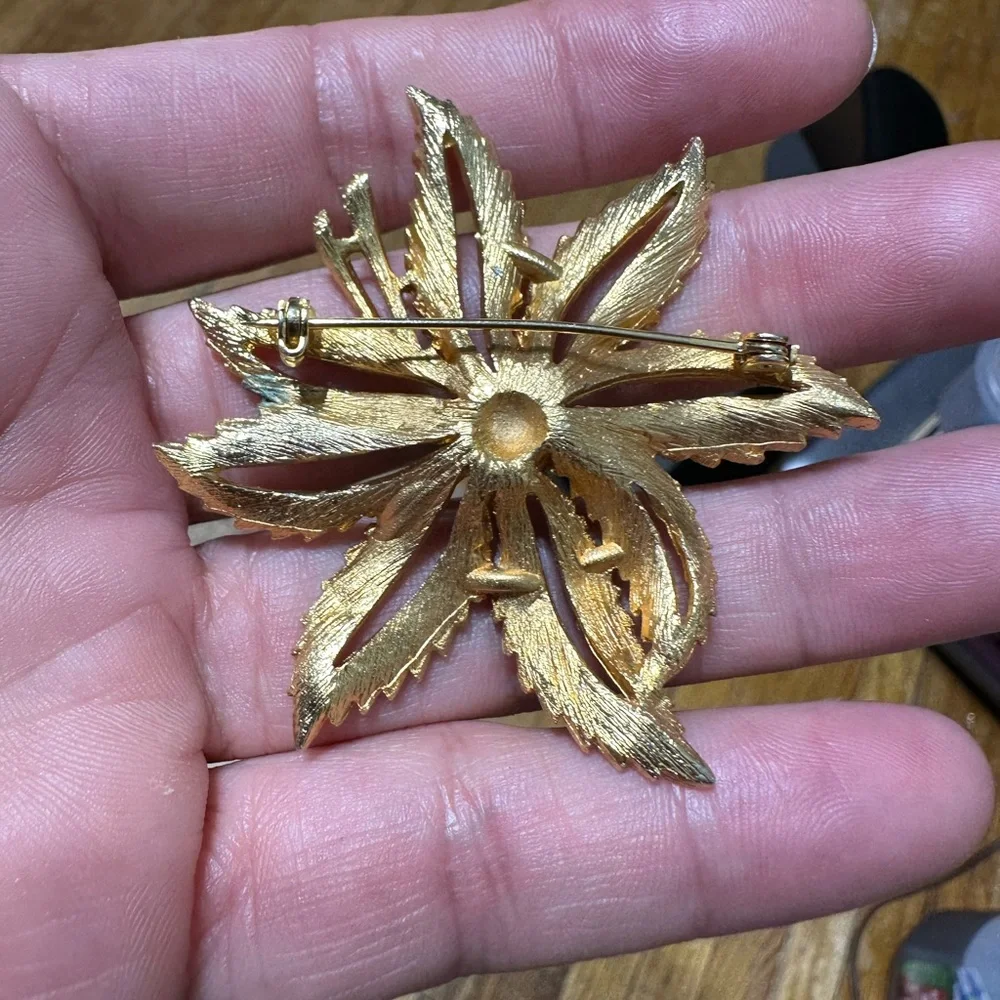 Vintage Gold Tone Floral Brooch - Picture 3 of 3